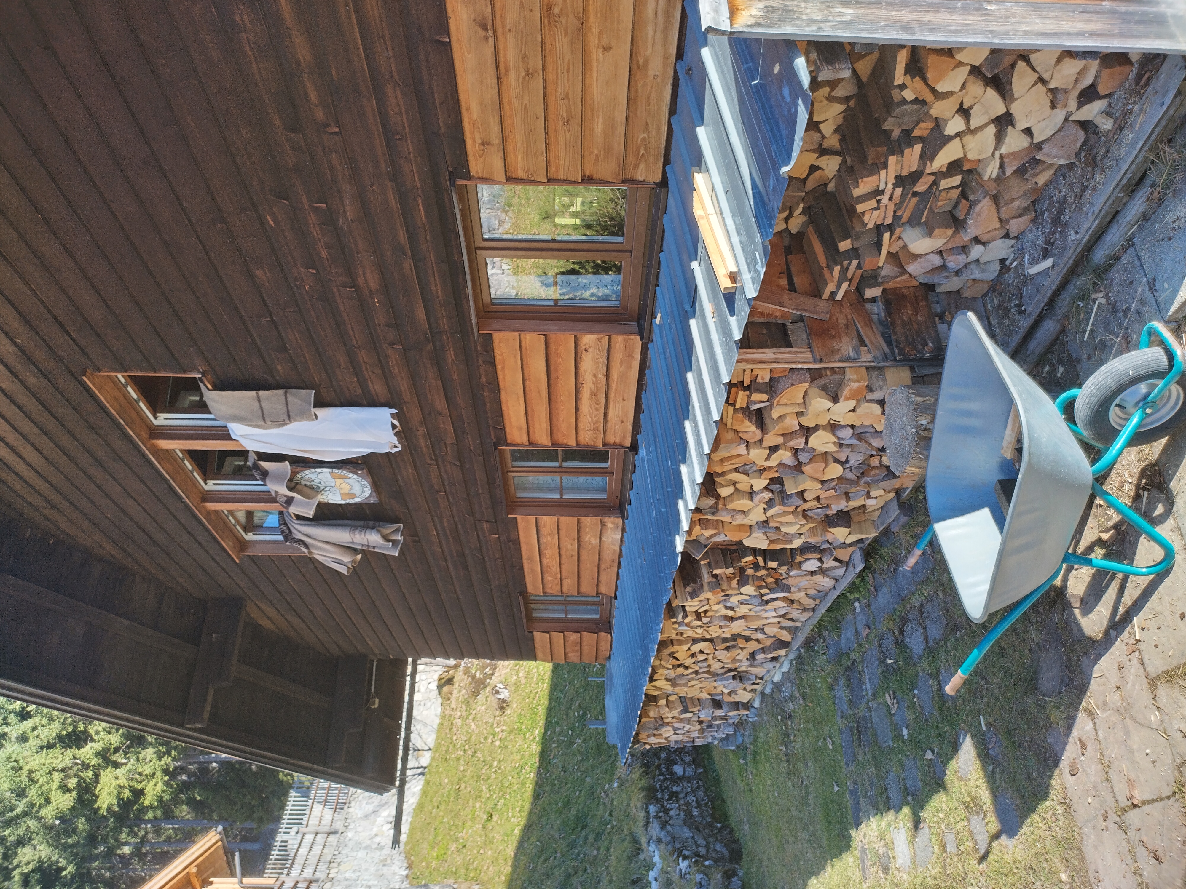 Decken werden über dem Holzstapel gelüftet.